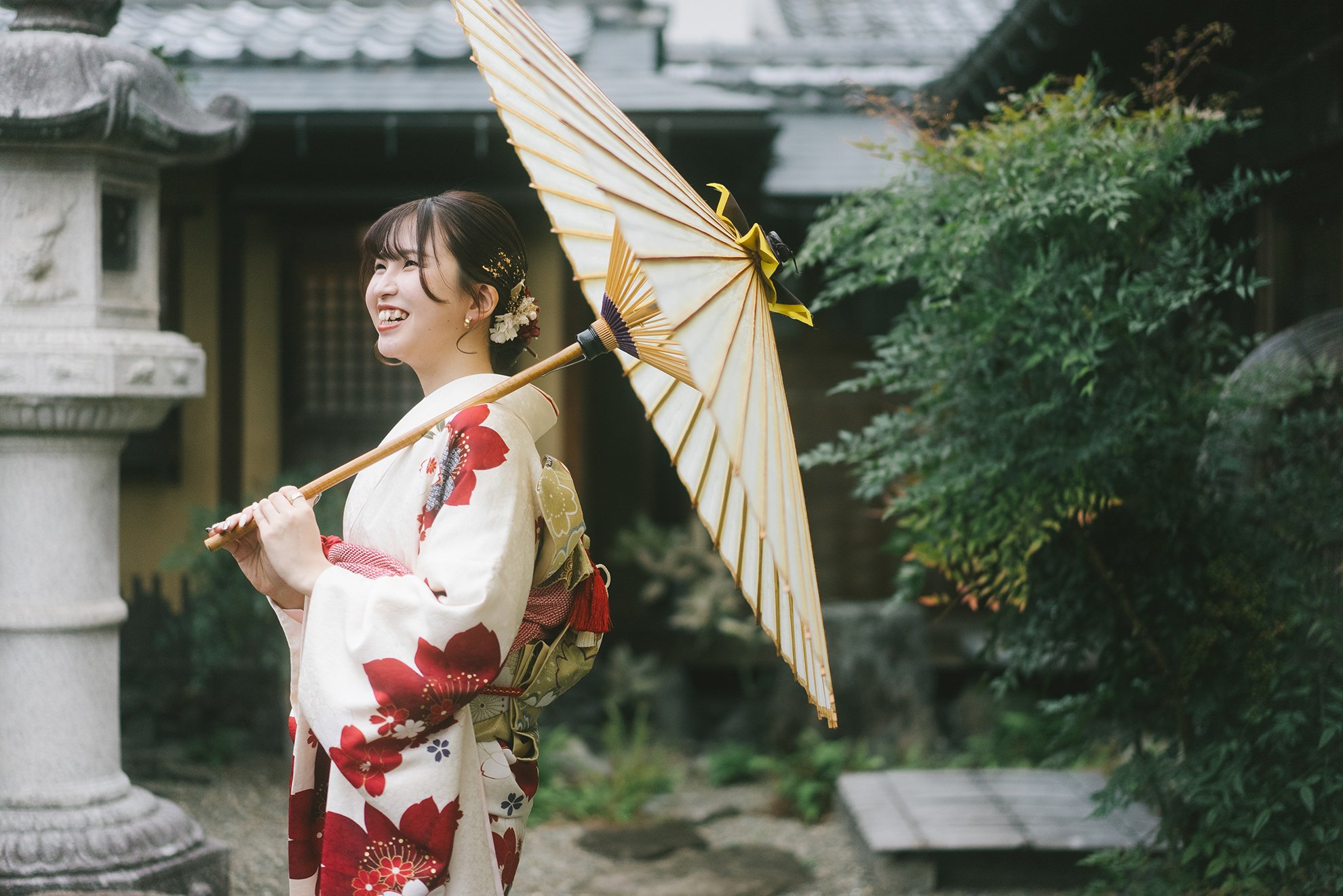 成人式で笑顔の女性