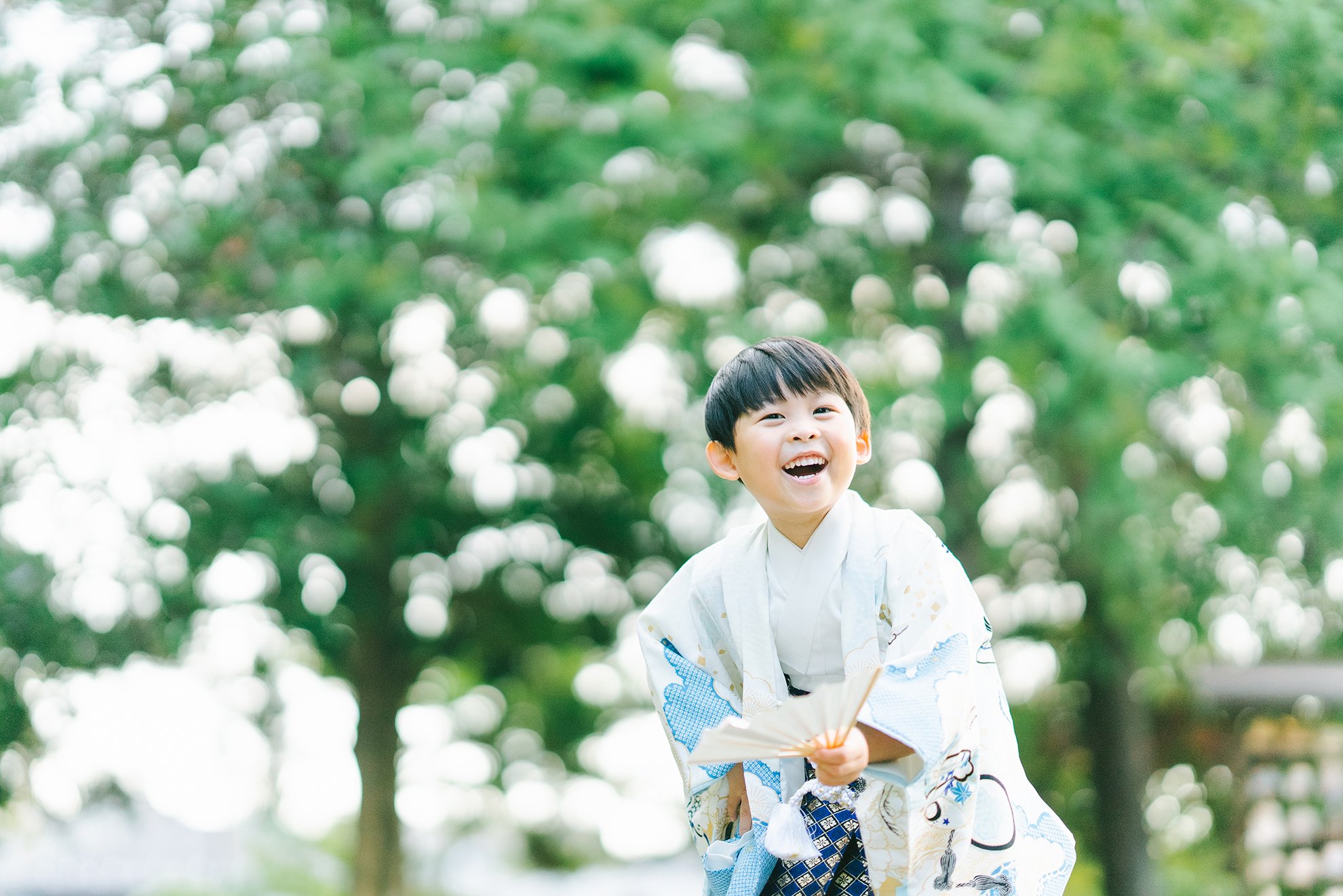 七五三衣装で笑う男の子