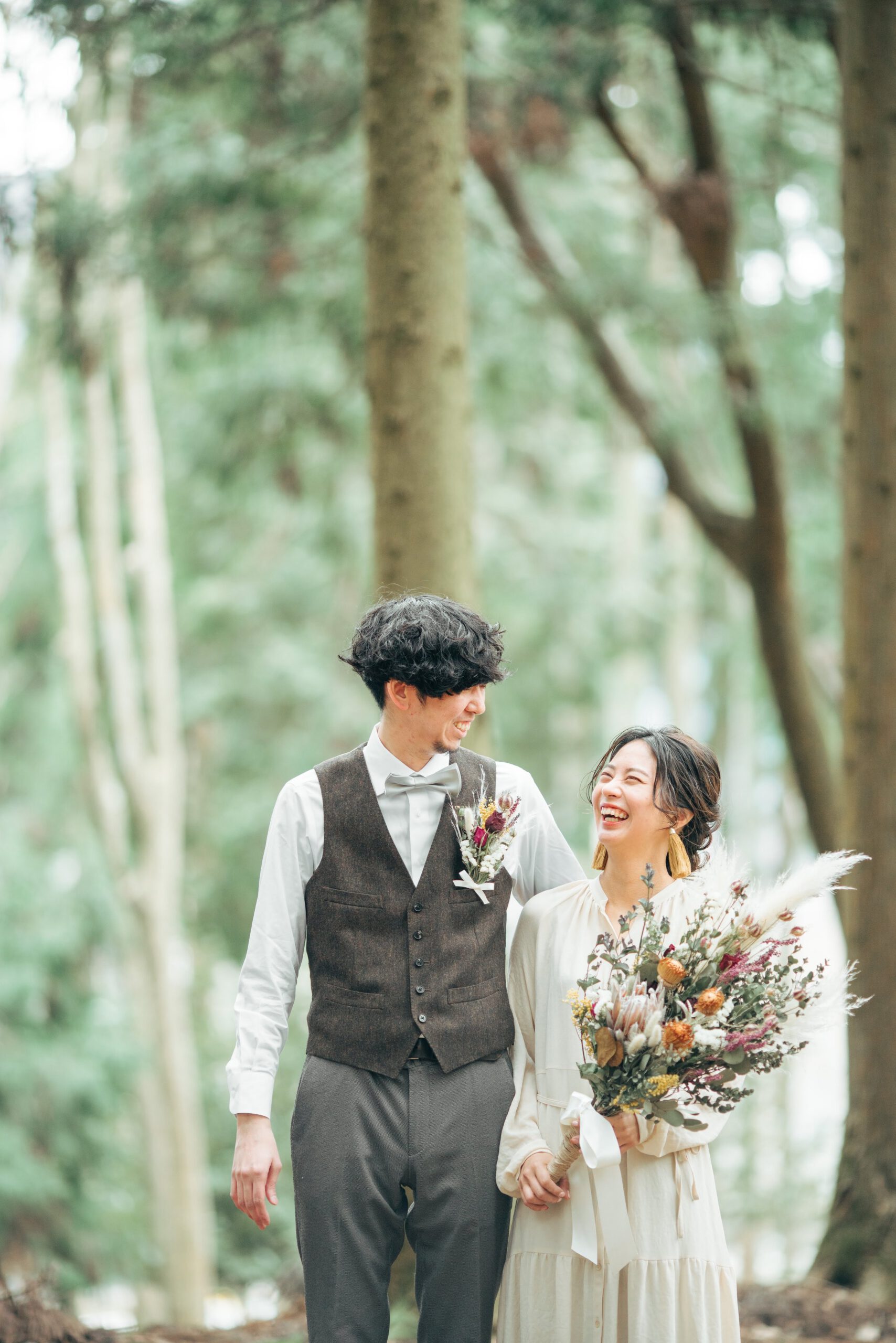 自然な笑顔の新郎新婦