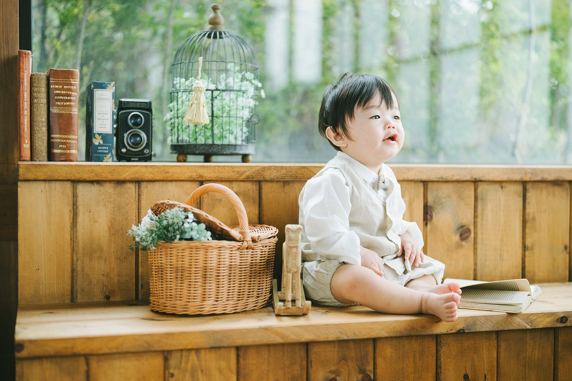 木の階段に座る男の子