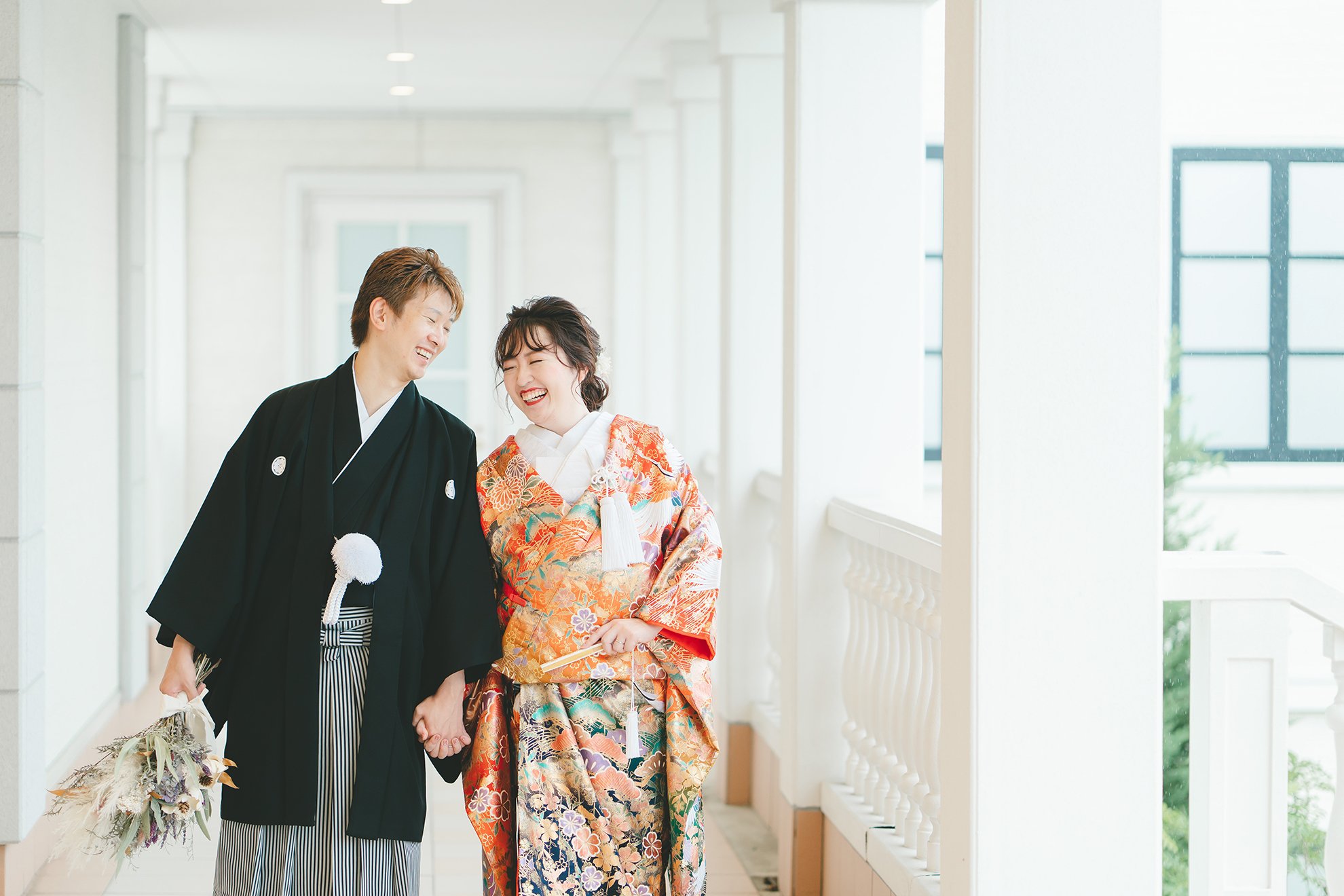 笑顔で寄り添う新郎新婦